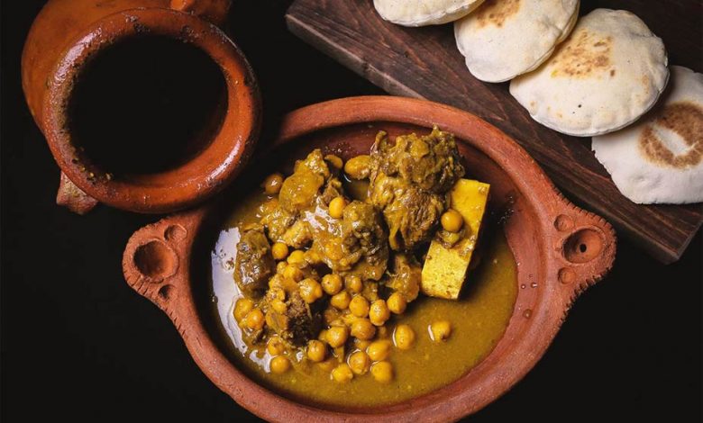 A Moroccan tanjia with pieces of meat, a stew and chickpeas