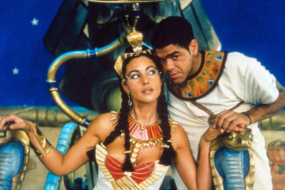 Monica Belluci and Jamel Debbouze in the movie Asterix and Obelix: Mission Cleopatra