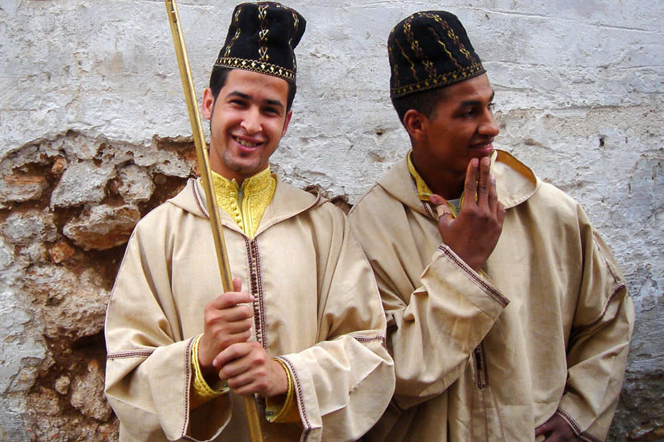 moroccans wearing traditional moroccan clothes